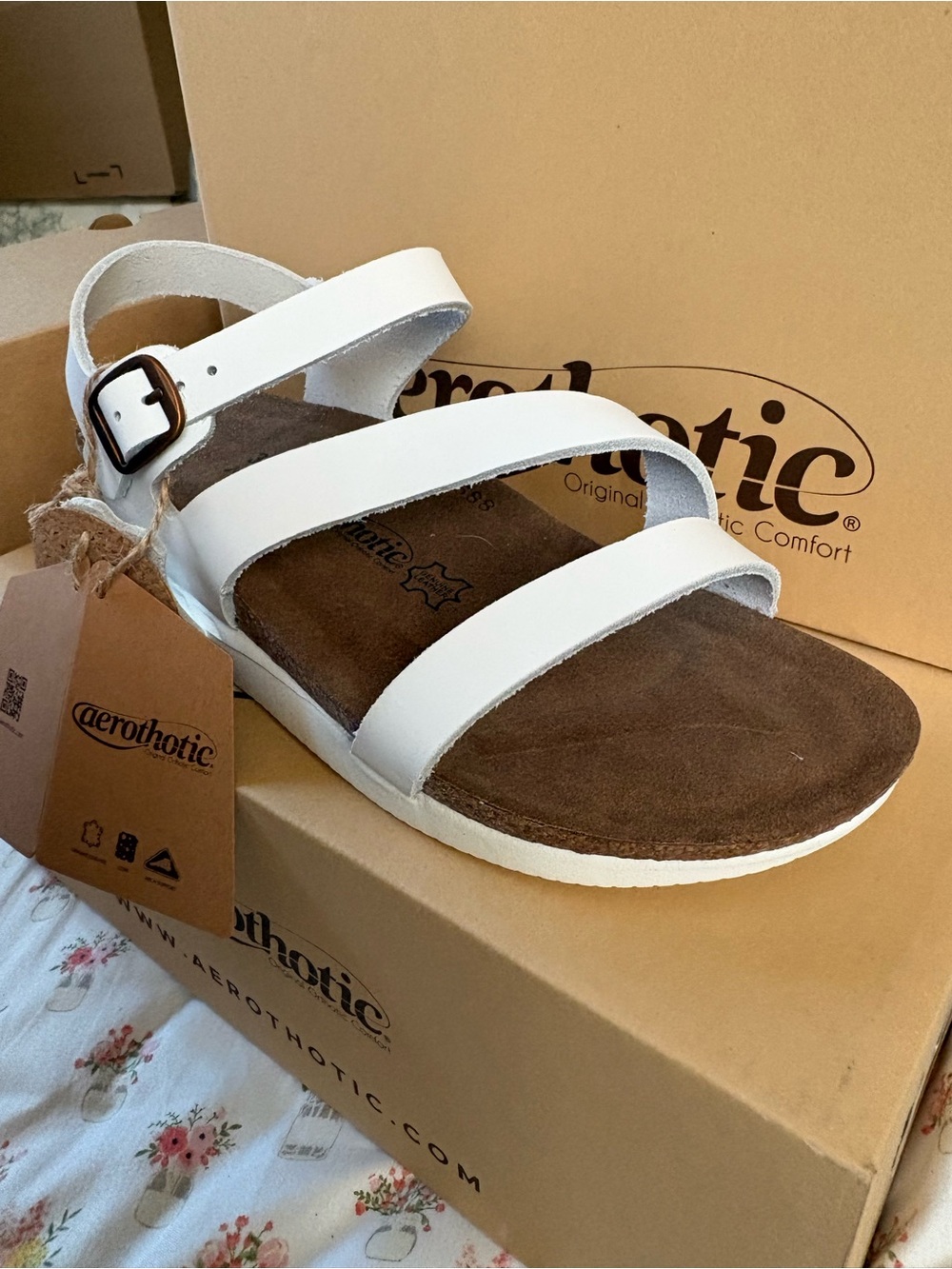 NWT ARROTHOTIC COLOR WHITE, SIZE 8.5.